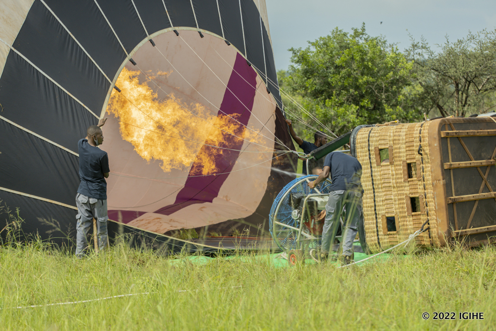 Kohereza umwuka ushyushye muri balloon bituma yoroha ikazamuka, kuko umwuka ushyushye woroha kurusha umwuka ukonje