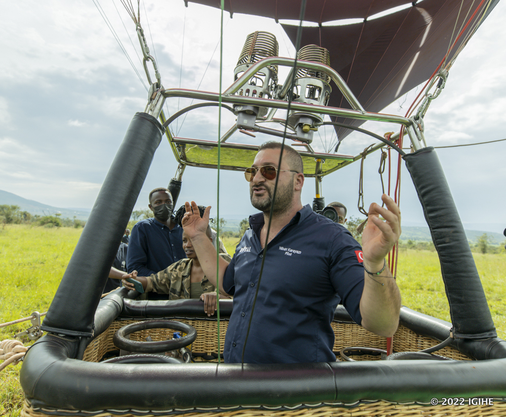 Pilot wa balloon niwe ugenzura imikorere yayo mu kirere