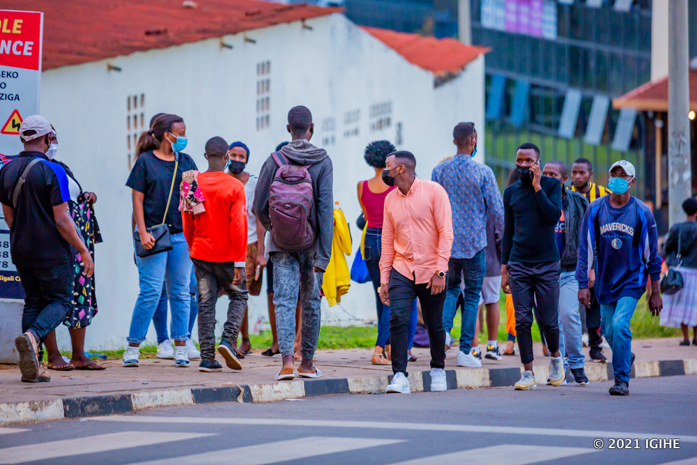 Mu masaha ashyira nimugoroba, benshi bihutaga bashaka gutangirira Noheli mu ngo zabo