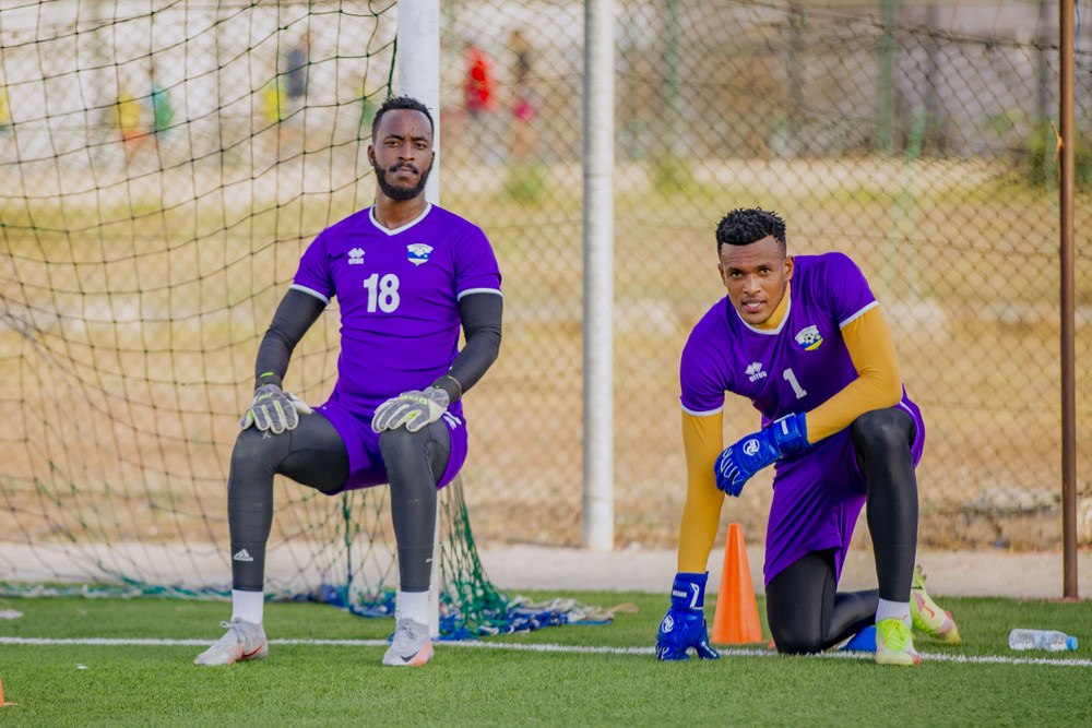 Kimenyi Yves (ibumoso) wa Kiyovu Sports na Ntwali Fiacre ukinira AS Kigali ni bo banyezamu bari kumwe n'Amavubi