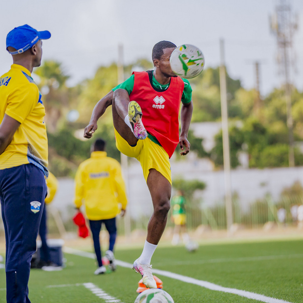 Serumogo Ally ni umwe muri ba myugariro bahagaze neza muri shampiyona y'umupira w'amaguru mu Rwanda