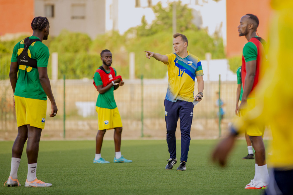Umunya-Espagne Carlos Alós Ferrer utoza Amavubi, aganira n'abakinnyi be barimo Bryan Ngwabije (ibumoso), Nishimwe Blaise na Manzi Thierry