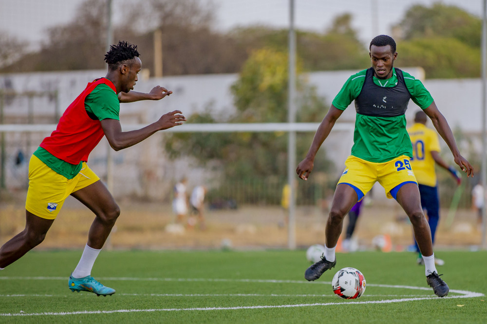Mutsinzi Ange agerageza kugumana umupira ubwo yari mu myitozo