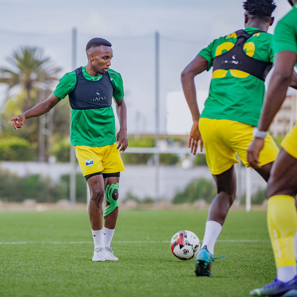 Ishimwe Gilbert ukinira Orebro Syrianska yo muri Suède ahanahana umupira na bagenzi be