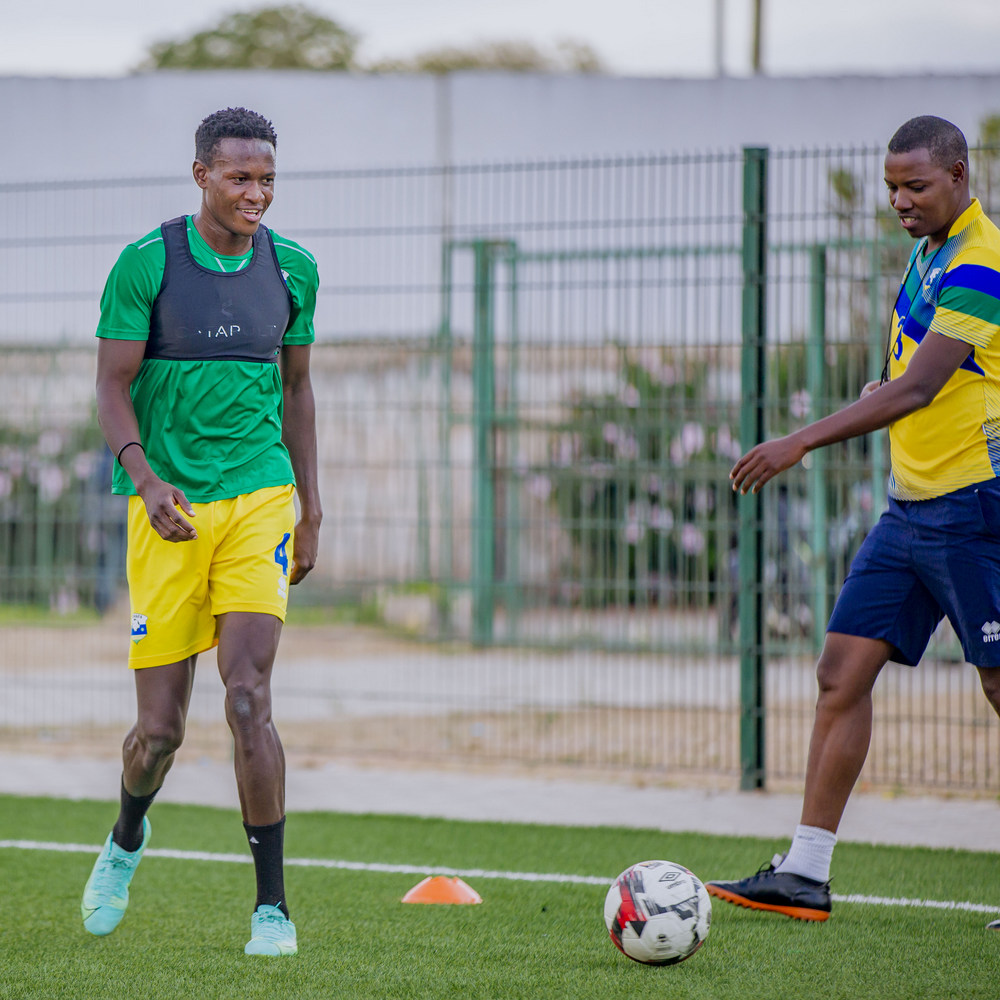 Omborenga Fitina ukinira APR FC ari kumwe na Jimmy Mulisa uri mu batoza bungirije b'Amavubi yerekeje muri Tunisia
