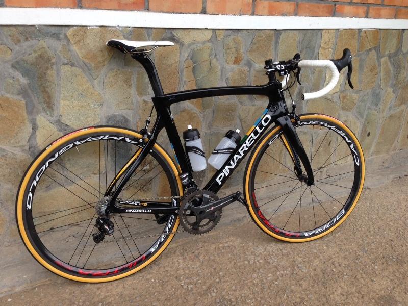 Amagare ya Pinarello Dogma F8, yaguriwe Team Rwanda mu 2015, ni yo yari agezweho mu 2014 ndetse Team Sky yayatwaranye Tour de France uwo mwaka