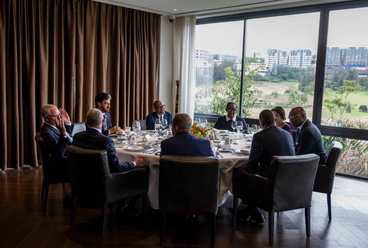 Perezida Kagame na Madamu Jeannette Kagame bakiriye ku meza abayobozi batandukanye
