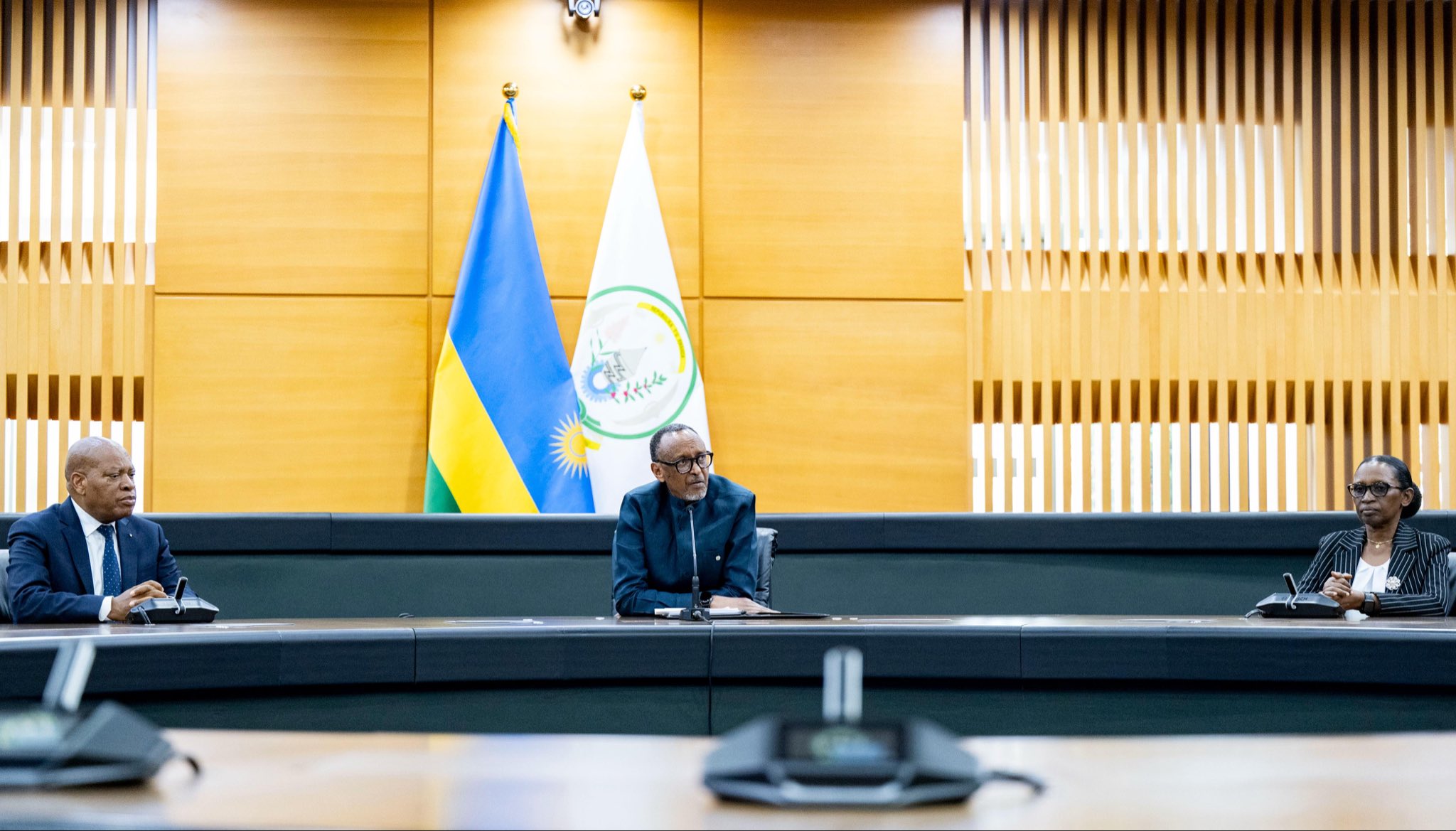 Perezida wa Sena Dr. François-Xavier Kalinda , Perezida Kagame na Perezida w'Umutwe w'Abadepite Kazarwa Gertrude bari muri ibi birori