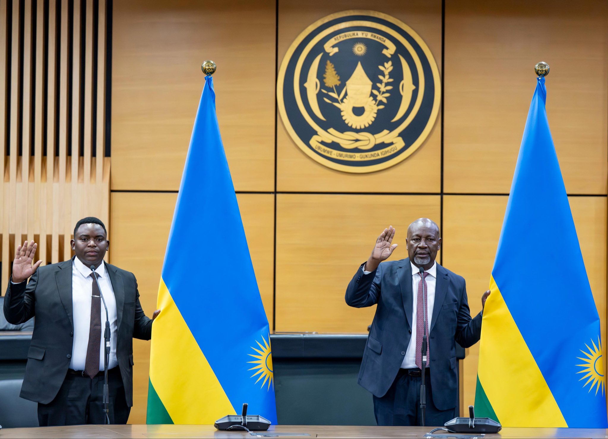 Senateri Gasamagera Wellars na Depite Niyonshuti barahiriye inshingano