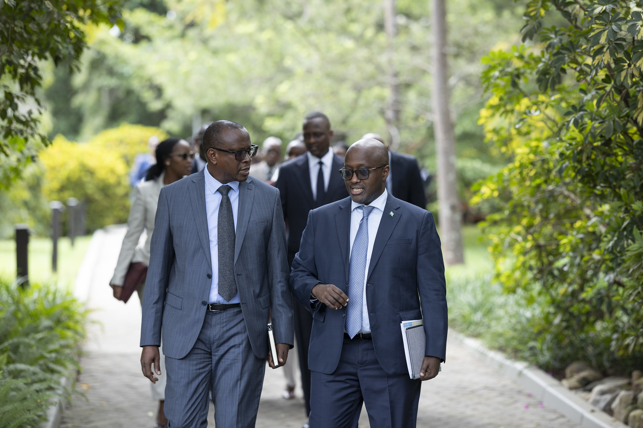 Minisitiri Dr Bizimana na Amb Olivier Nduhungire baganiraga ku ngingo zinyuranye