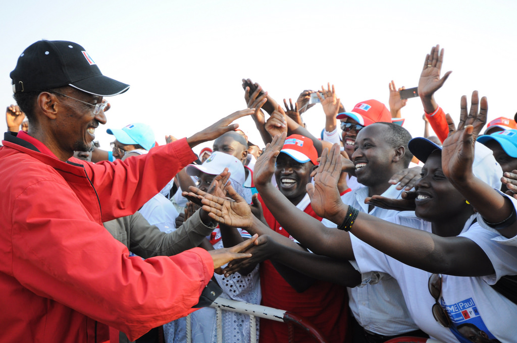 Abaturage bakiranye ubwuzu umukandida wa FPR Inkotanyi buri wese ashaka kumukora mu biganza