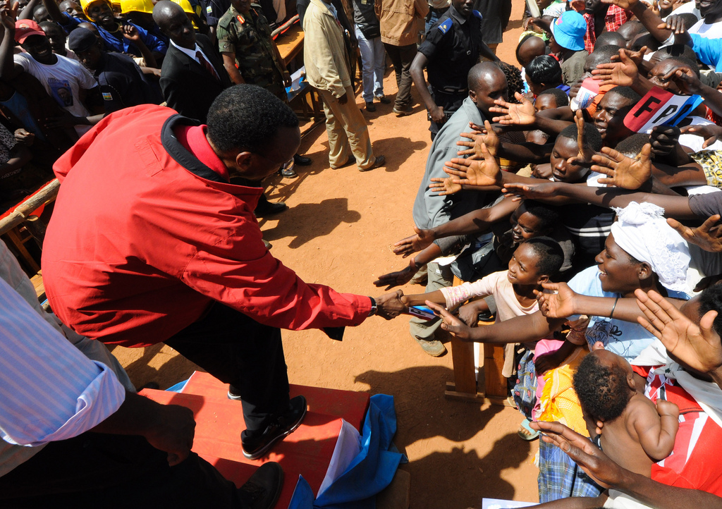 Paul Kagame asuhuza abaturage bamwakiriye mu buryo budasanzwe