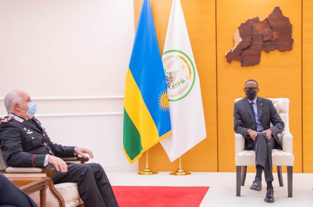 Perezida Kagame yagiranye ibiganiro byihariye n'Umuyobozi Mukuru wa Polisi y’u Butaliyani, Lt Gen Teo Luzi