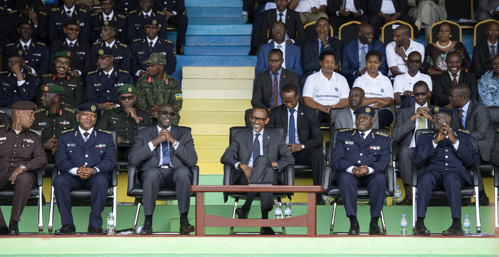 Perezida Kagame hamwe Minisitiri w'Ubuabera, Johnston Busingye , abayobozi bakuru ba Polisi na RCS mu birori byo kwizihiza imyaka 17 Polisi y'Igihugu imaze ishinzwet