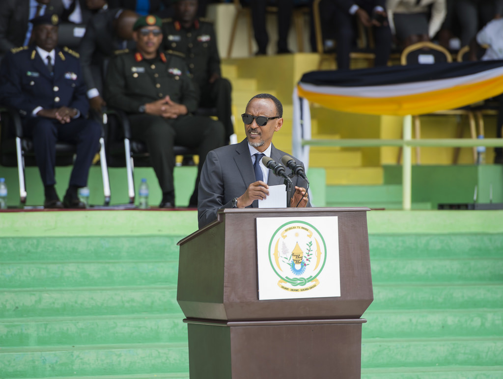 Perezida kagame ageza impanuro ku bofisiye bashya n'abapolisi basanzwe muri uyu mwuga
