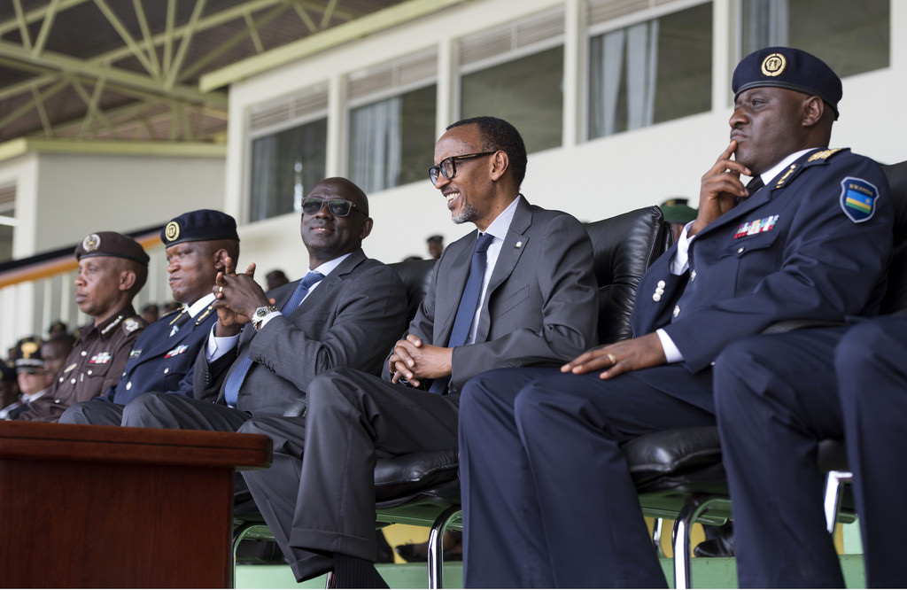 Umuyobozi Mukuru wa Polisi, IGP, Emmanuel Gasana(iburyo); Perezida Kagame; Minisitiri w’Ubutabera, Johnston Busingye n’abandi