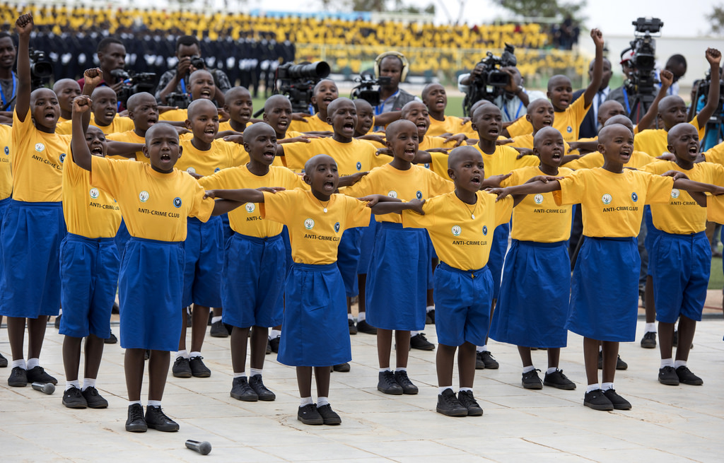 Abana bato na bo bifatanyije na Polisi mu birori byo kwizihiza isabukuru y'imyaka 17 imaze ishinzwe