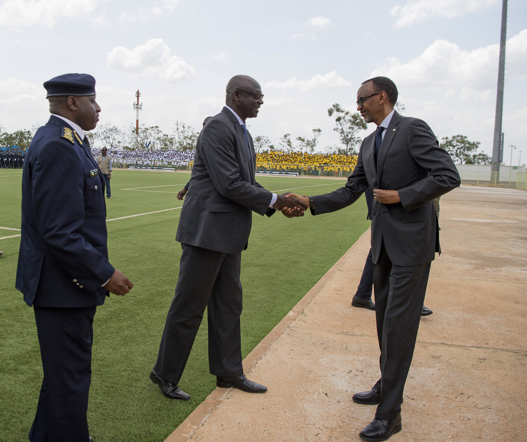 Perezida Kagame aramukanya na Minisitiri w'Ubutabera, Johnston Busingye na IGP Emmanuel Gasana