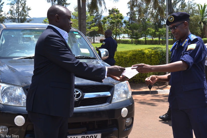 Polisi y'u Rwanda ishyikiriza ubuyobozi bwa Uganda imodoka yafatiwe ku butaka bw'u Rwanda