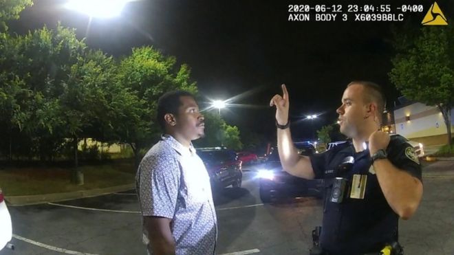 Uyu mupolisi yabanje gushyamirana na Rayshard Brooks mbere yo kumurasa