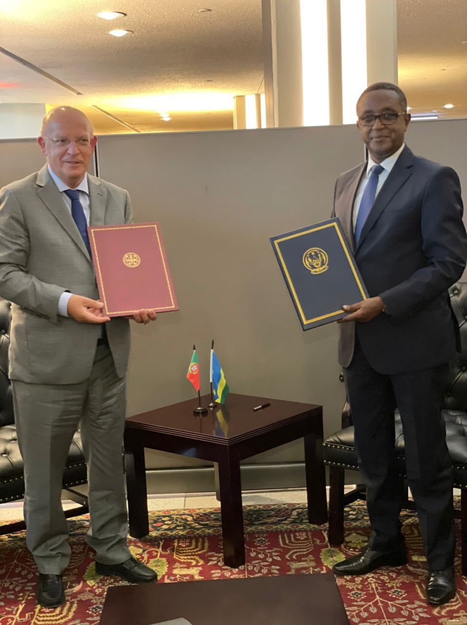 Dr Vincent Biruta yasinyanye amasezerano y'ubufatanye mu bya politiki na mugenzi we Augusto Santos Silva wa Portugal