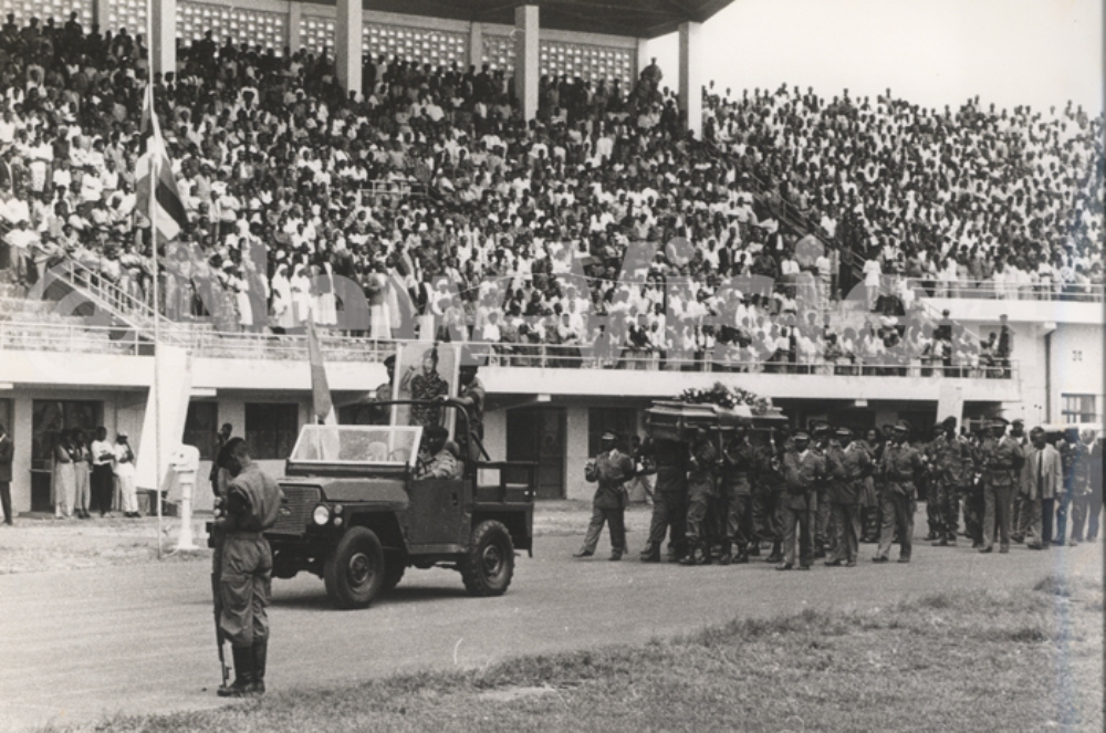 Umubiri wa Maj Gen Rwigema uhabwa icyubahiro mu buryo bwa gisirikare ubwo umubiri we washyungurwaga tariki 1 Ukwakira 1995