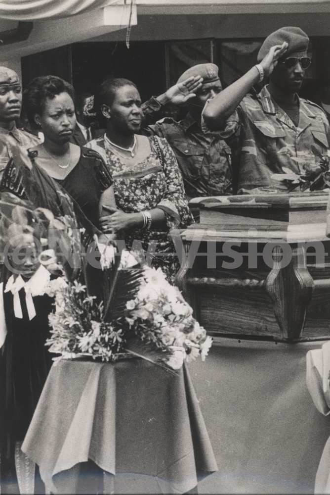 Gen Salim Saleh (ibumoso) wo mu ngabo za Uganda ubwo yahaga icyubahiro Maj Gen Fred Rwigema wari inshuti ye ikomeye