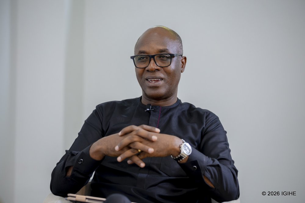 Prof Kasai Ndahiriwe yahamije ko ibiciro by'ibikomoka kuri peteroli nta kabuza bizamanuka