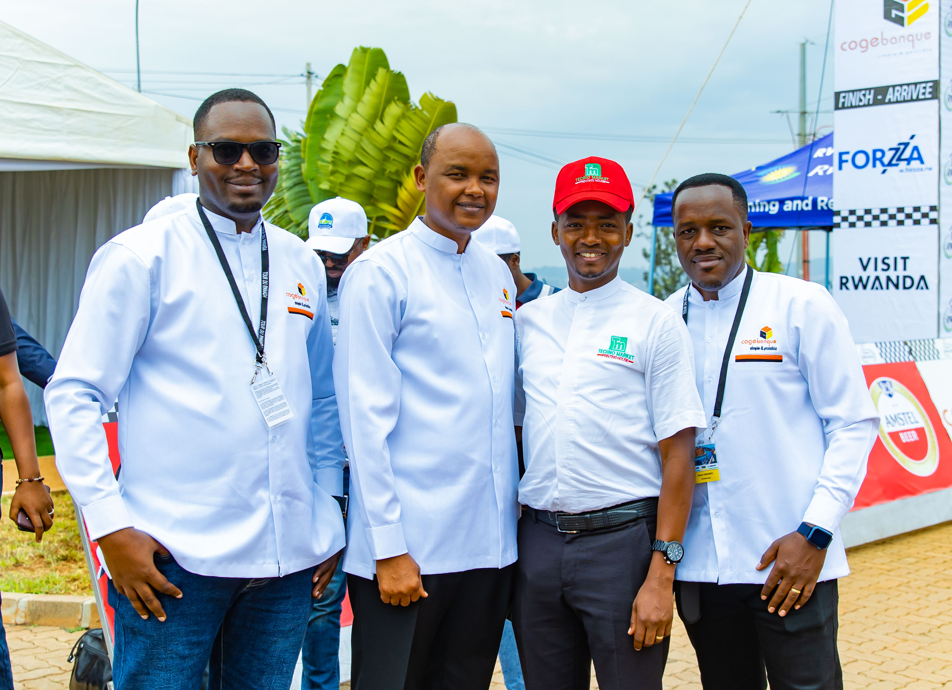 Umuyobozi Mukuru wa Techno Market, Mukeshimana Japhet hamwe n'abayobozi batandukanye muri Cogebanque iri capiro riha serivisi zitandukanye zikenerwa by'umwihariko muri Tour du Rwanda