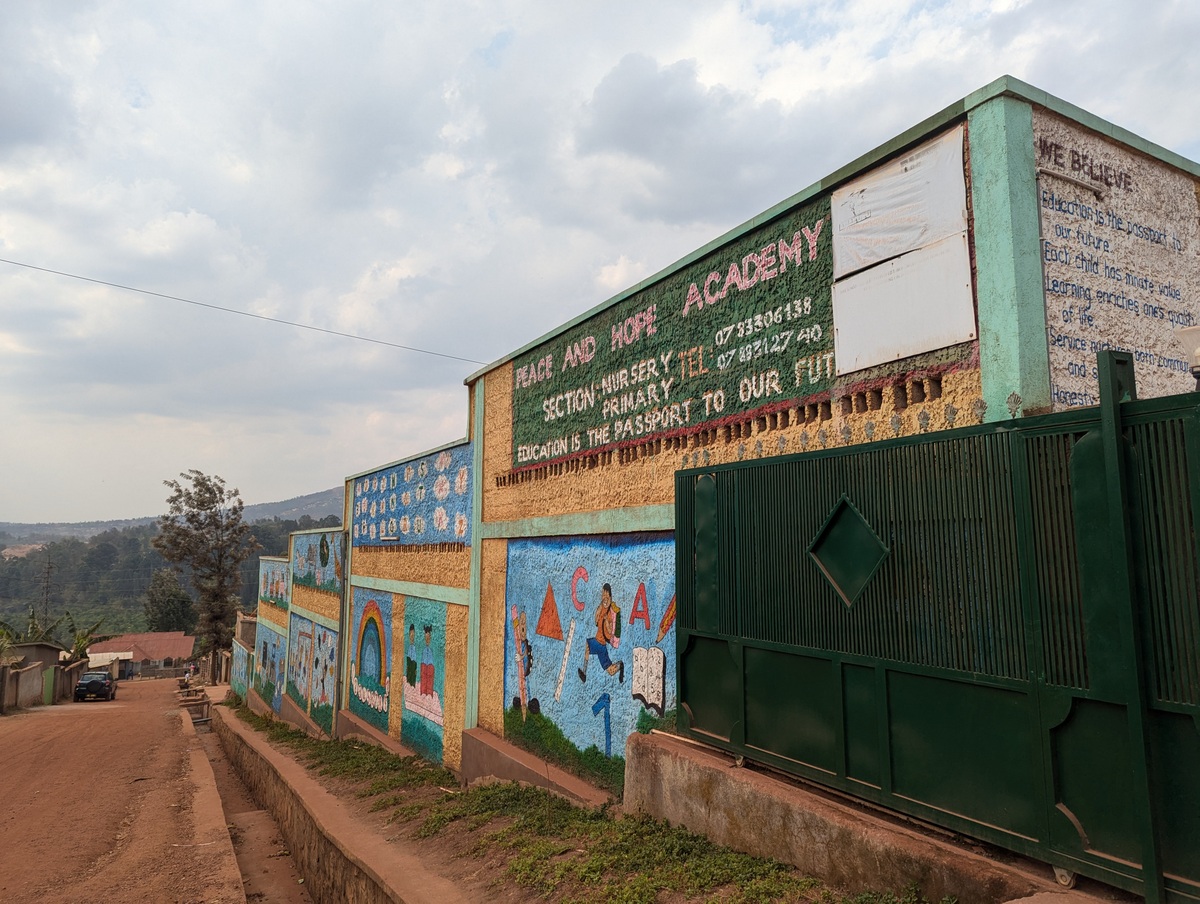 Uretse ishuri, Musabyimana avuga ko afite n'indi mishinga igamije kuzamura abatishoboye ku buryo babasha guha uburezi bwiza abana babo