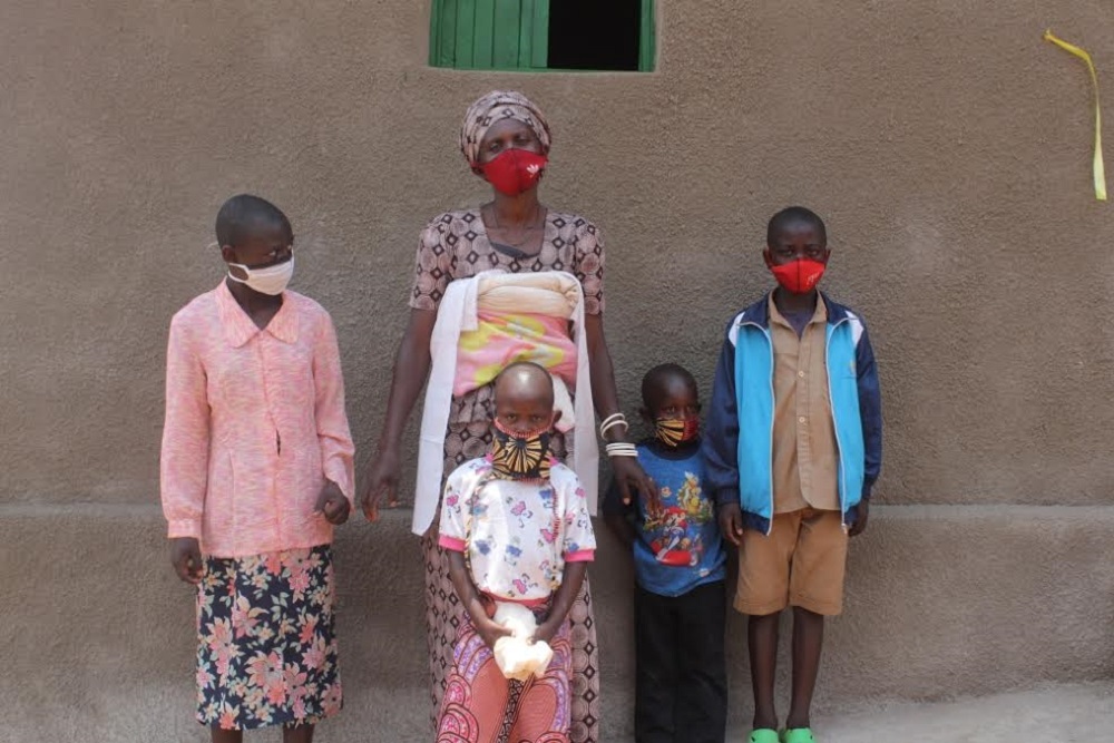Uwimana n'abana batanu arera bahawe inkunga n'Umuryango wa Caritas