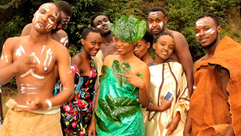 Young Grace ari kumwe n'abamufashije mu ifatwa ry'amashusho mu ndirimbo "Queen Of Jungle"
