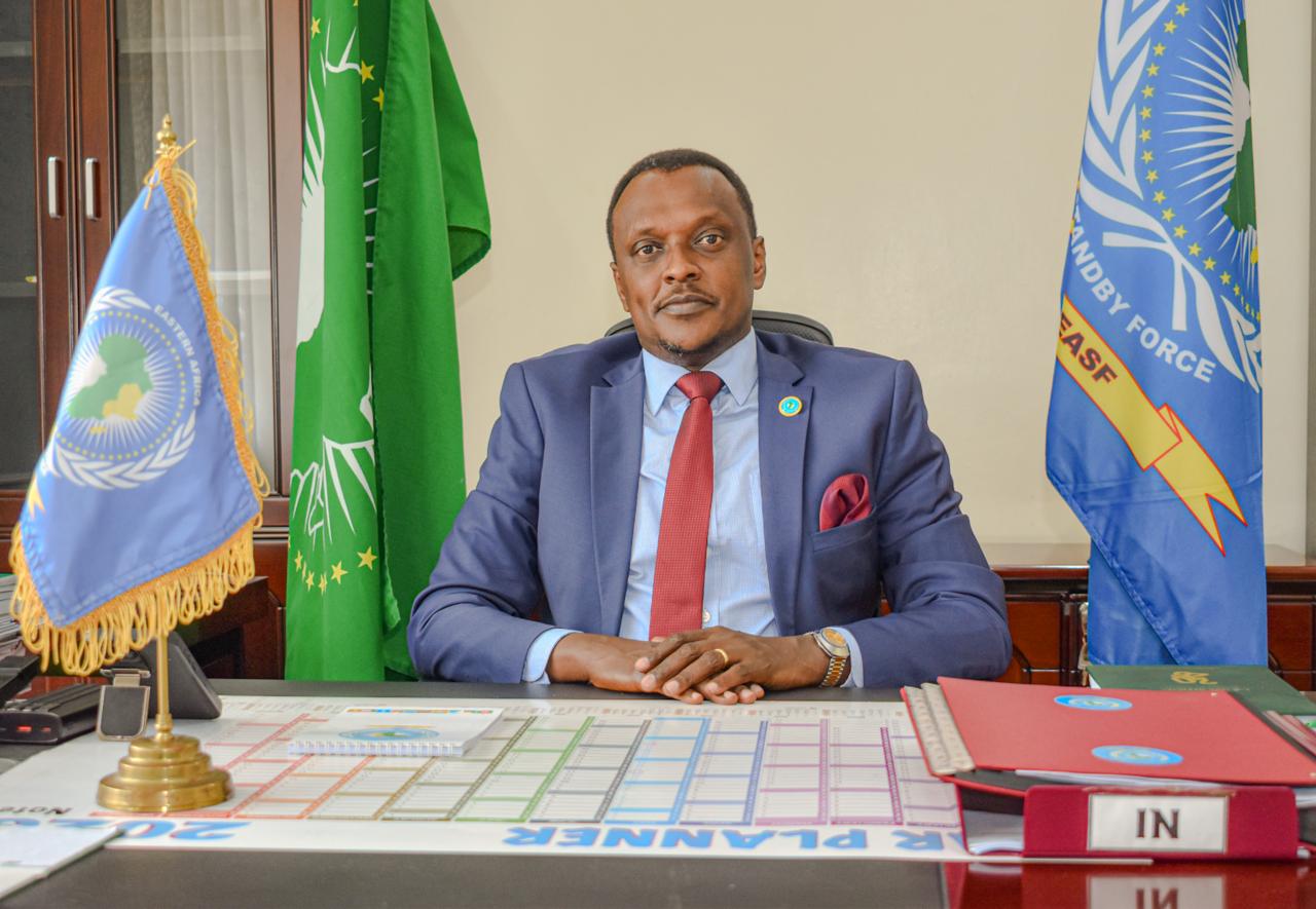 Brig Gen Ronald Rwivanga yagaragaje ko mu bibazo bya politiki, umusirikare aba agomba gukora kinyamwuga
