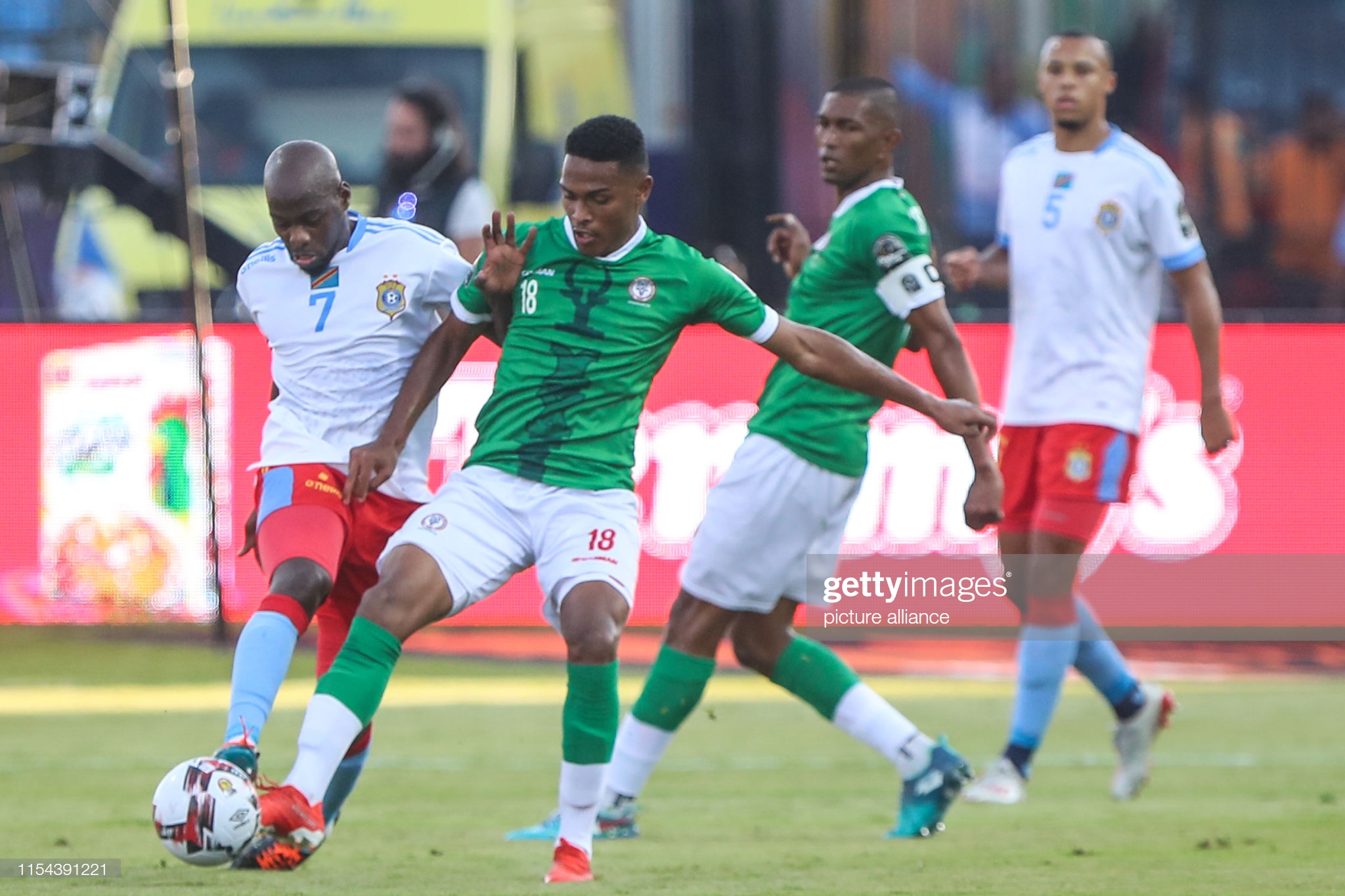 Rayan Raveloson ahanganiye umupira na Youssouf Mulumbu wa RDC