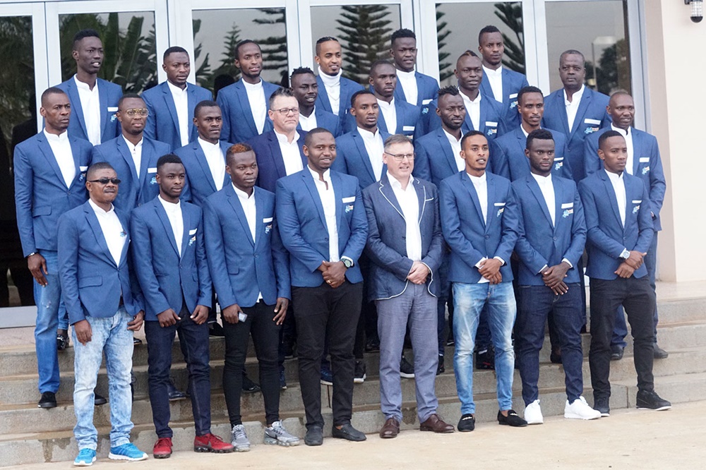 Rayon Sports yaramutse ifata amafoto ajyanye n'umwambaro mushya abakinnyi bagiye kujya baserukana / Ifoto: KT