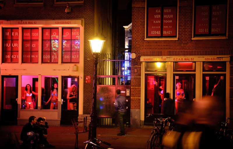 Ku mughanda i Amsterdam, uhasanga abakobwa baba bicuruza bari mu tuzu tw'ibirahuri