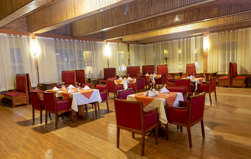 Restaurant ya Sainte Famille Hotel igizwe ahanini n'ibikoresho bikorerwa mu Rwanda