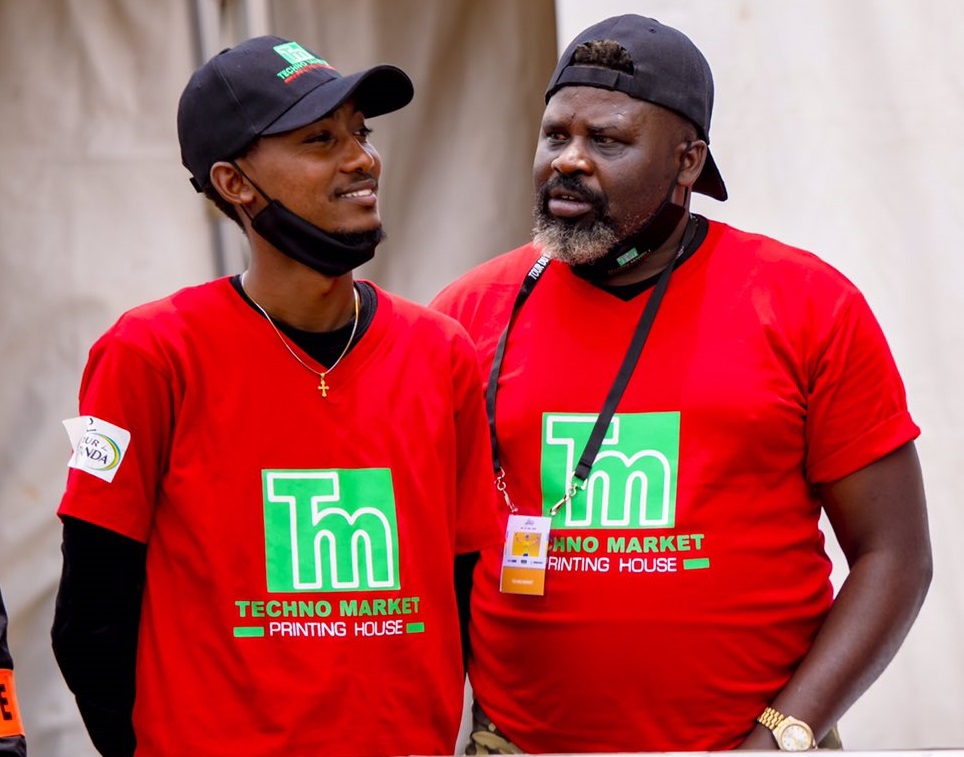 Mugisha Emmanuel 'Clapton Kibonge' (ibumoso) na Uwihoreye Jean Bosco Mustapha (Ndimbati) bishimiye icyizere bagiriwe bagaherekeza amagare muri Tour du Rwanda