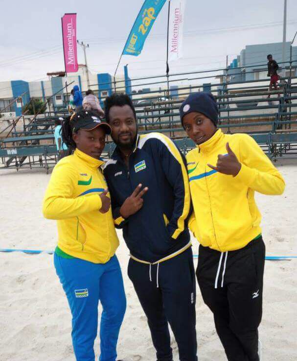 Niyongira Theobald(hagati) ni we wishwe arashwe