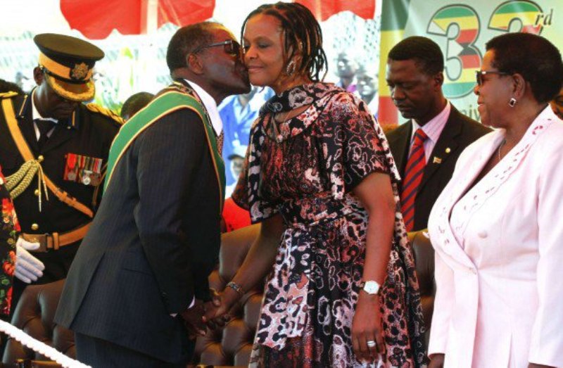 Perezida Mugabe n'umugore we Grace Mugabe bakubutse mu kiruhuko cy'ukwezi muri Aziya mu gihugu cyagizwe ibanga