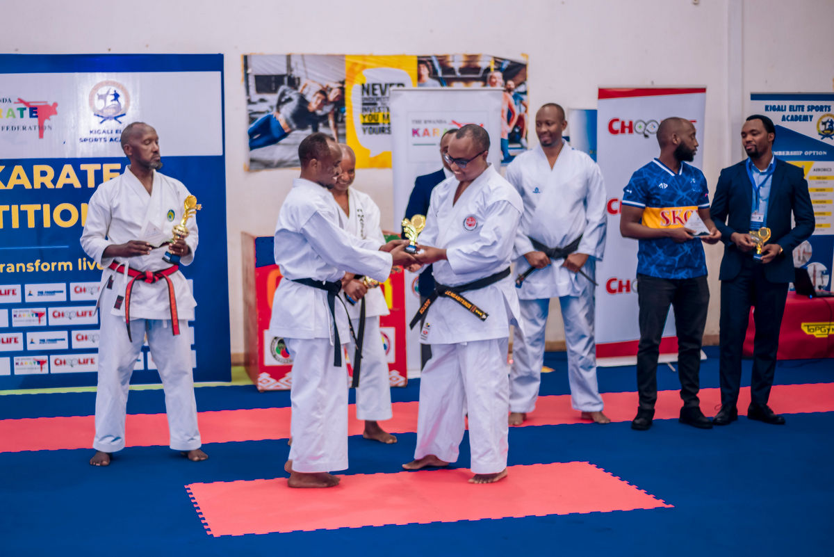Sensei Dr Ngabitsinze Jean Chrysostome usanzwe ari Minisiteri w'Ubucuruzi n'Inganda, yashimiwe uruhare agira mu guteza imbere Karate