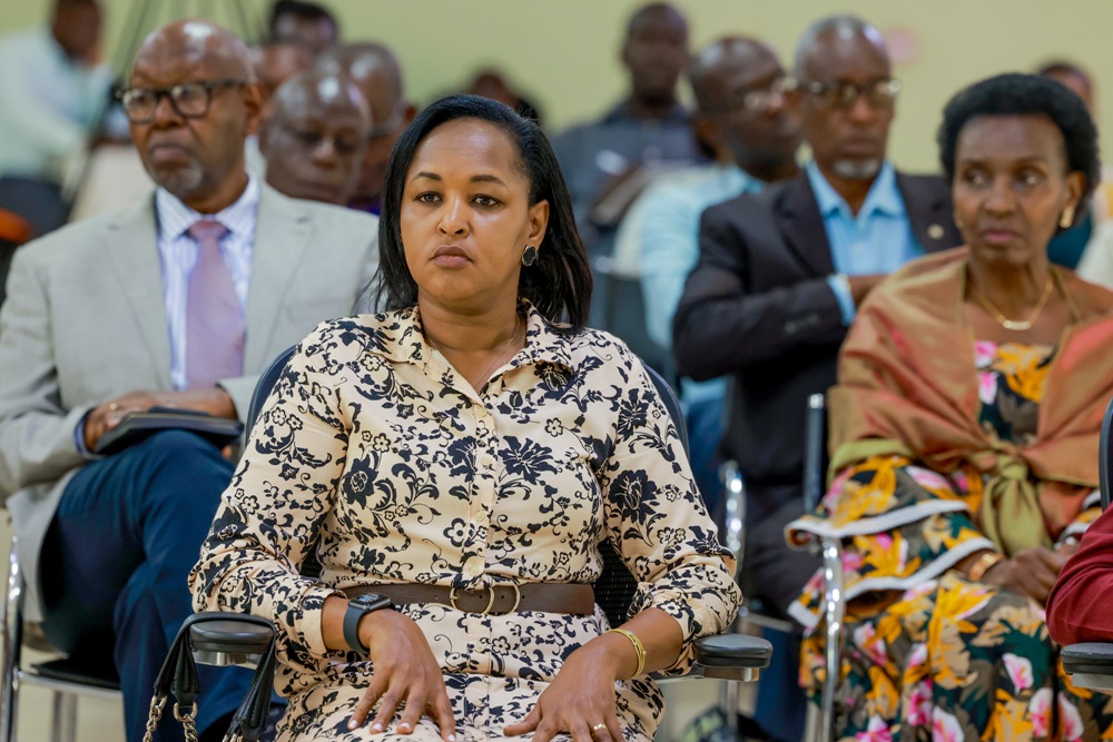 Minisitiri Mbabazi ubwo yari akurikiranye ibiganiro bitandukanye byatanzwe ku ikoreshwa ry'iri koranabuhanga rishya mu gusigasira Ikinyarwanda