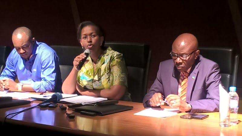 Umuyobozi Mukuru wungirije ushinzwe ibigenerwa abiteganyirije, Dr Solange Hakiba(hagati) na Sheikh Bahame Hassan, Umuyobozi mukuru muri Minaloc