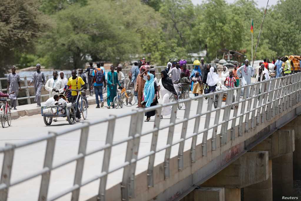 Abantu bambuka ikiraro gihuza Cameroun na Nigeria kiri mu gace ka Gamboru muri Borno muri Nigeria ku wa 27 Mata 2017. Ku wa 6 Mutarama 2020, kuri iki kiraro haturikiye grenade bivugwa ko yahitanye abantu icyenda