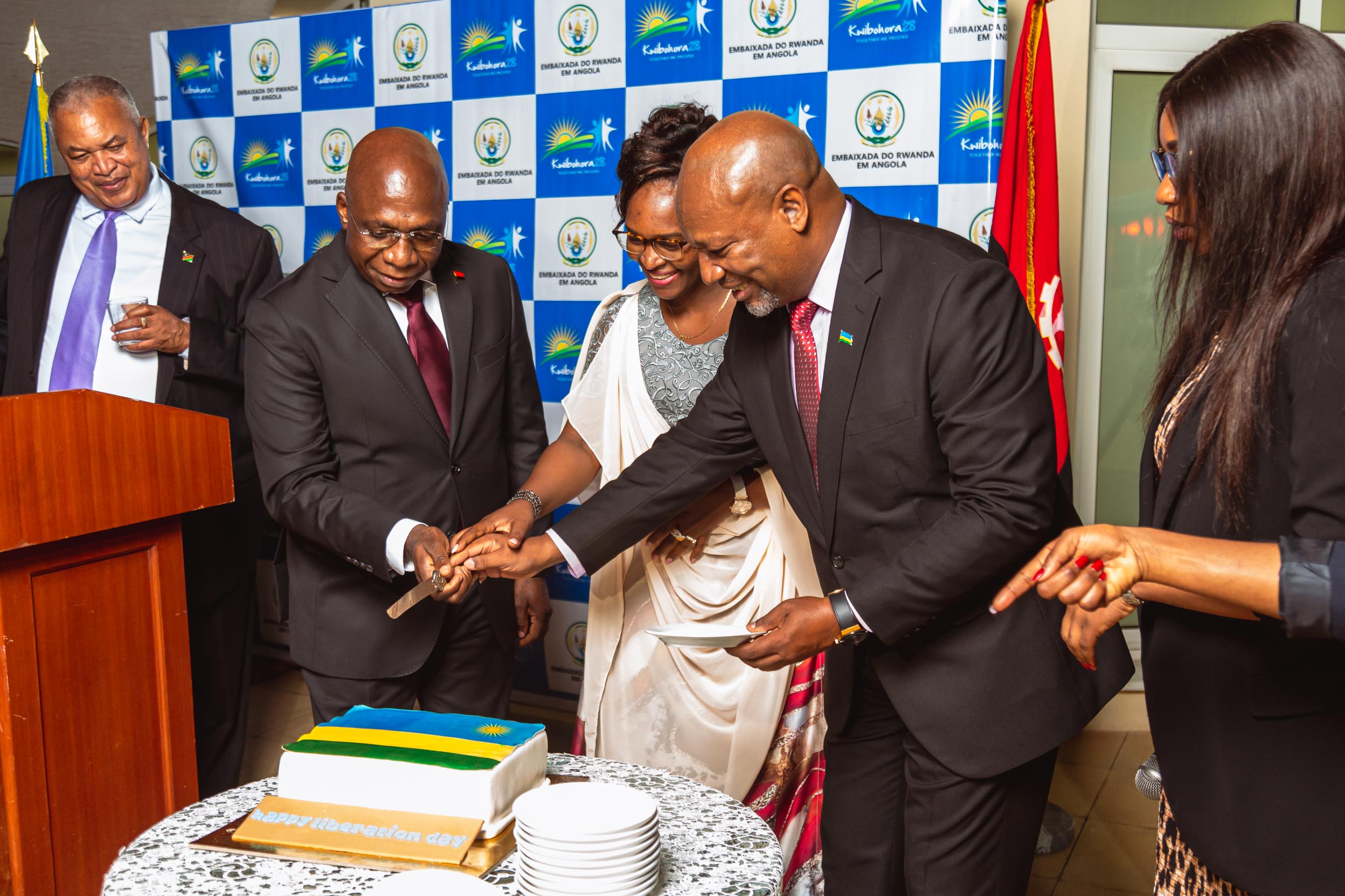 Ambasaderi w’u Rwanda muri Angola, Gasamagera Wellars na Minisitiri Tete Antonio bakata umutsima