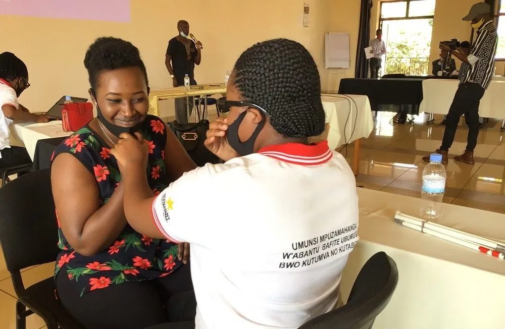Abafite ubumuga bukomatanyije bakoresha ururimi rw'amarenga yo mu biganza iyo bavugana