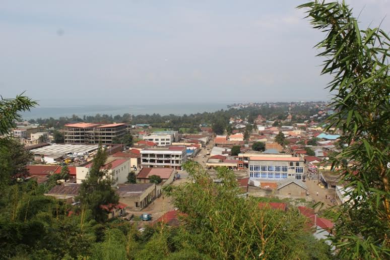 Iyo uzamutse uyu musozi, uba witegeye ikiyaga cya Kivu n'Umujyi wa Rubavu