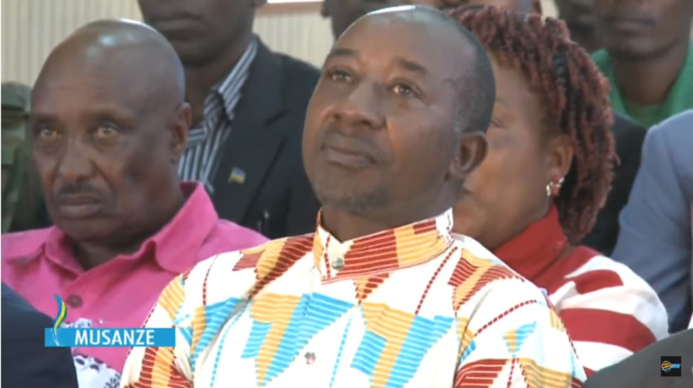Rubyagira ateze amatwi yumva ibisubizo bya Minisitiri Busingye