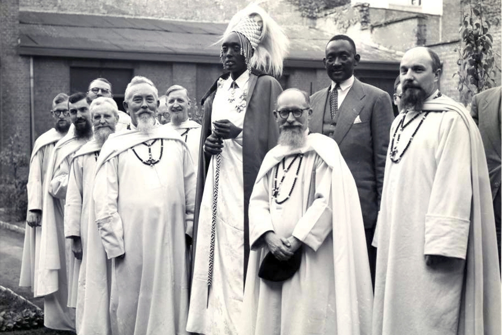 Guhera mu 1949 avuye i Burayi, Umwami Rudahigwa yatangiye gushwana n'abazungu bapfa imiyoborere yabo mu Rwanda