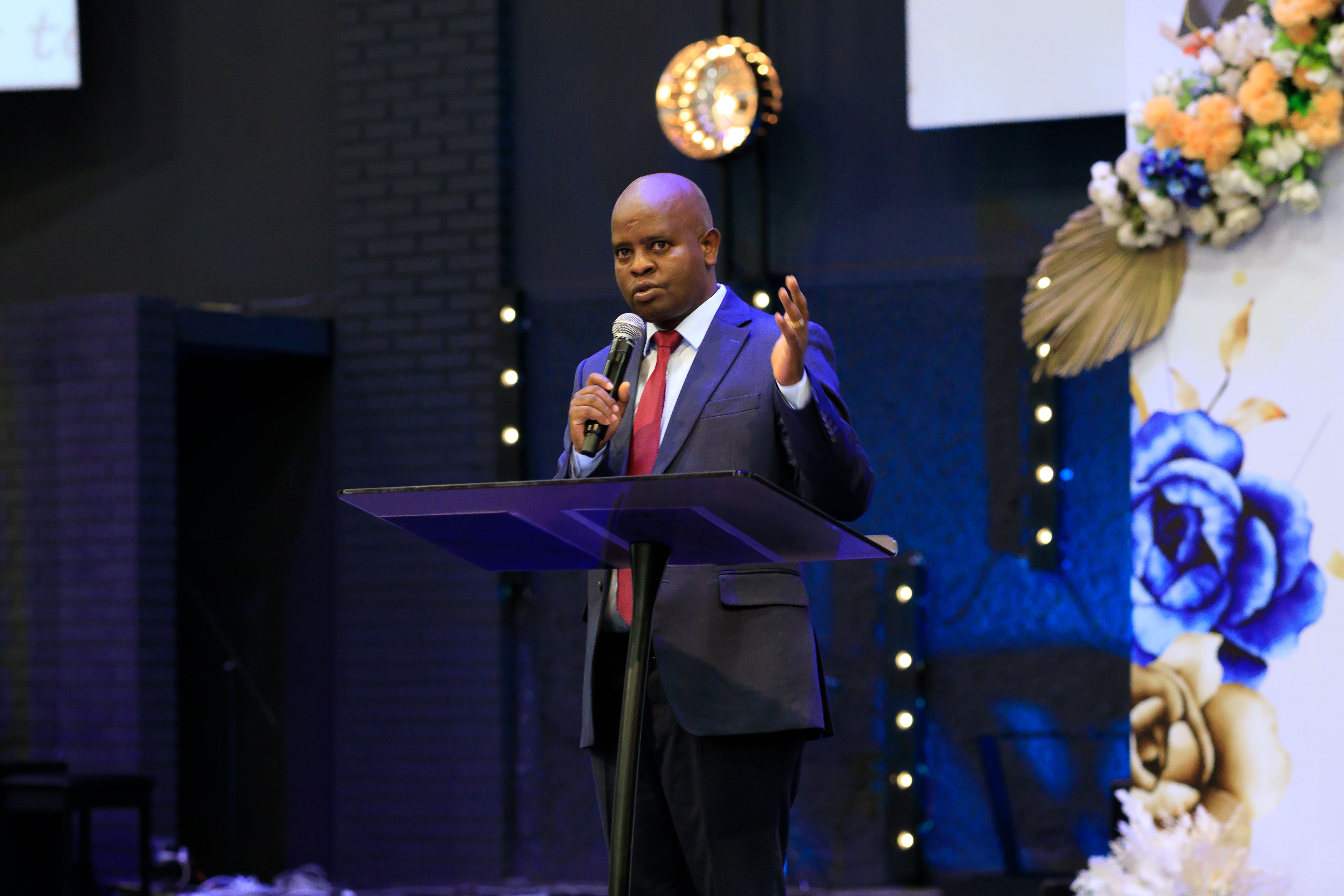 Umuyobozi Mukuru w'Ikigo Wellspring Academy, Rudakemwa Stephen, yasabye abanyeshuri basoje amasomo gushyira imbere ibikorwa bigirira akamaro igihugu